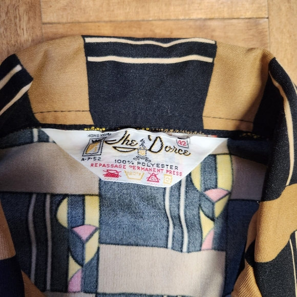 Vintage women's 70's polyester geometric print button down shirt - Picture 4 of 7